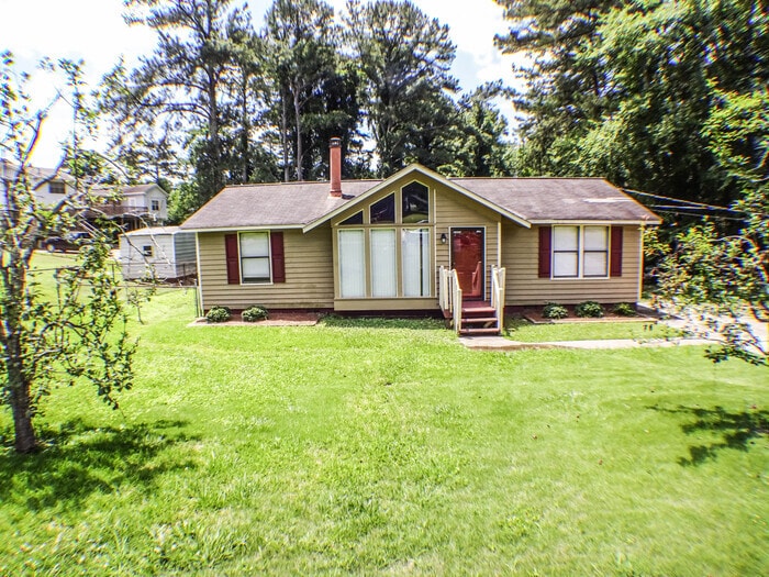 Cozy 3 Bedroom with Vaulted Ceilings and a... House for Rent in