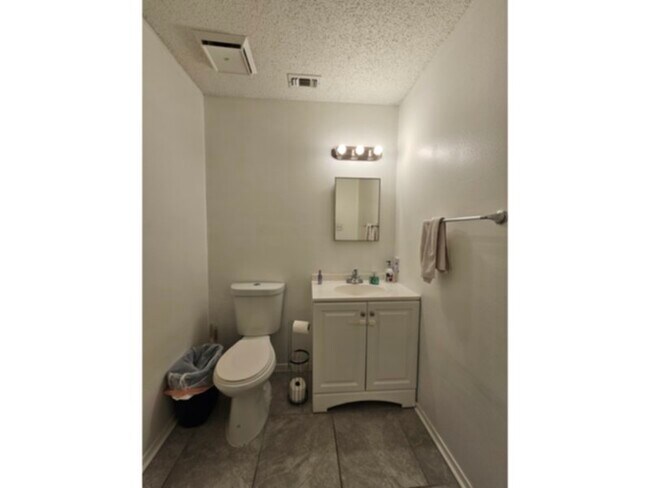 Building Photo - 4Br 2.5Bath
