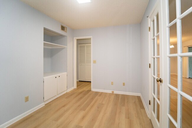 Building Photo - 23 Catalonia Ct