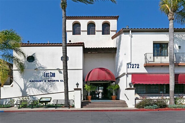 Gimnasio - 17200 Newhope St