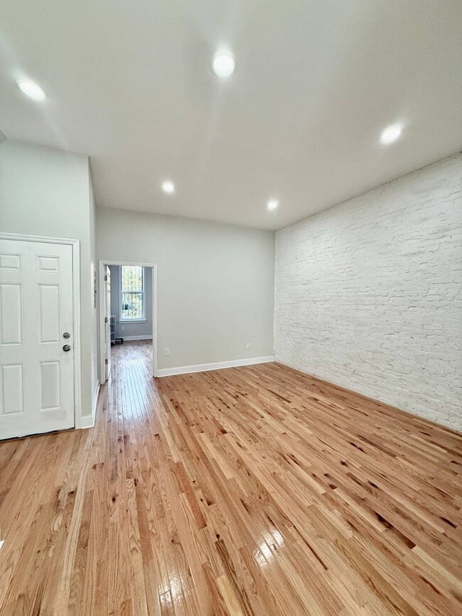 Foto del edificio - 1072 Putnam Ave