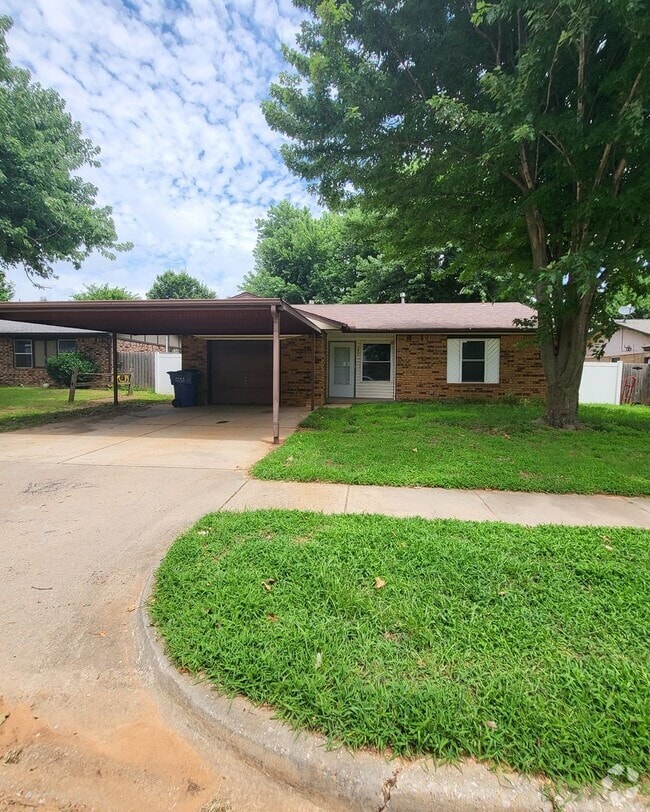 Building Photo - 605 W Carson Dr