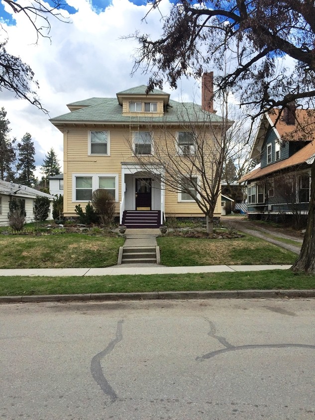 Primary Photo - 152 S Oak St