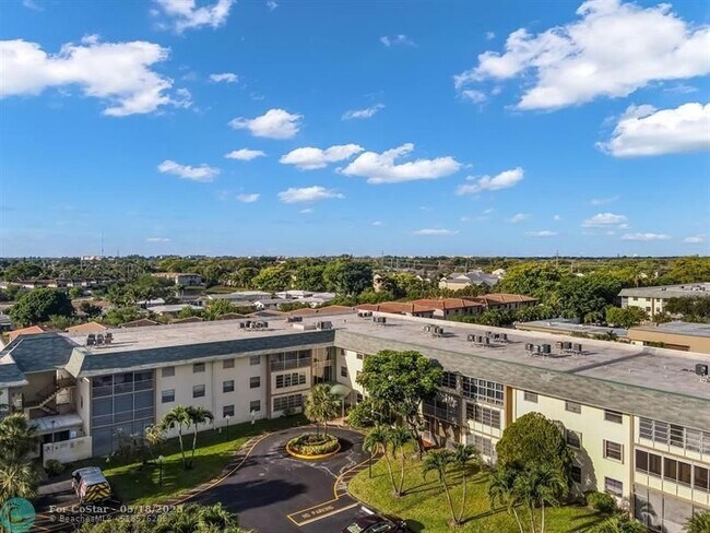 Building Photo - 4990 E Sabal Palm Blvd