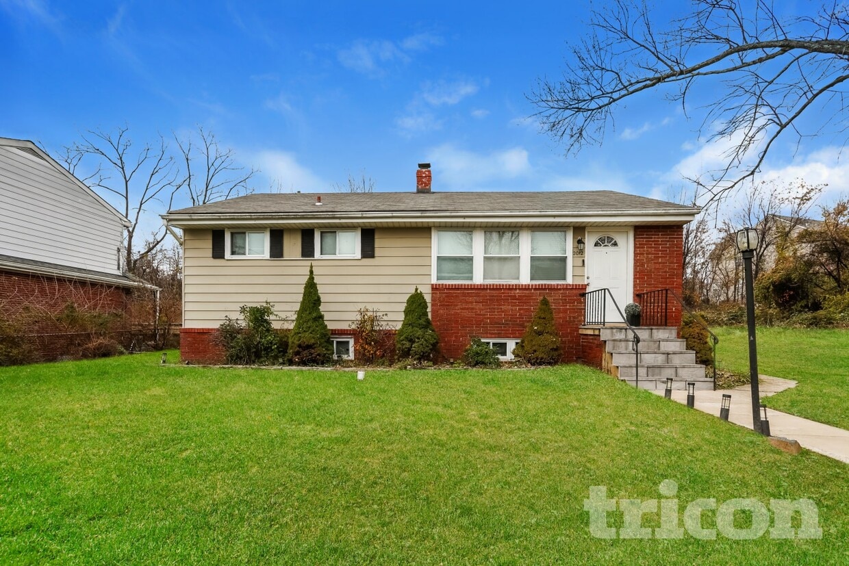 Primary Photo - 2012 Royal Garden Dr