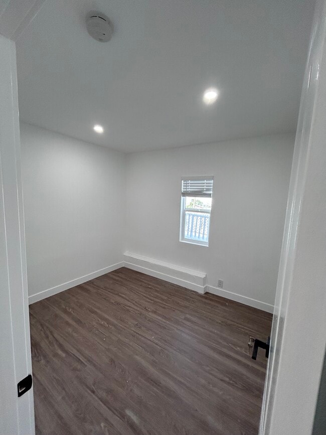 Building Photo - 1211 Atwood Pl