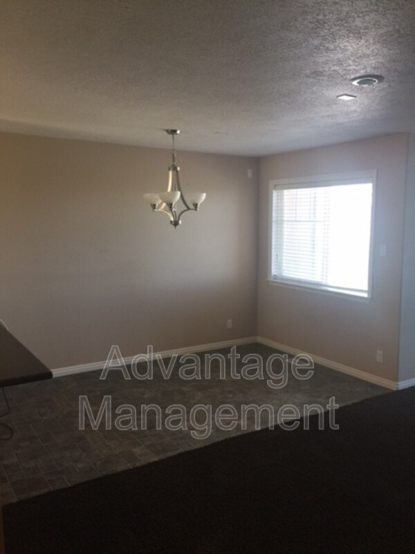 Building Photo - 1333 Alpine Way