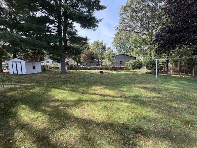 Foto del edificio - 3 Bedroom, 2.5 Bathroom Home with Fenced Yard & 2 Car Garage