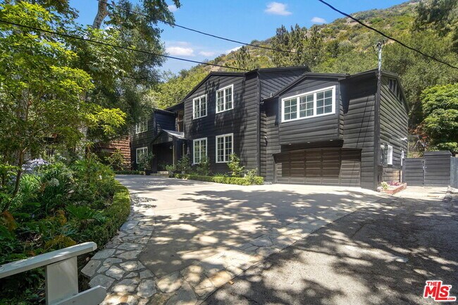 Foto del edificio - 2794 Mandeville Canyon Rd