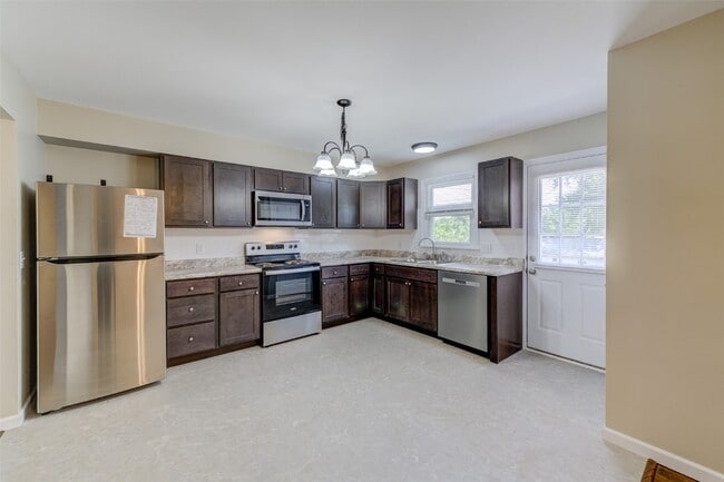 Building Photo - 624 S Pam Ave