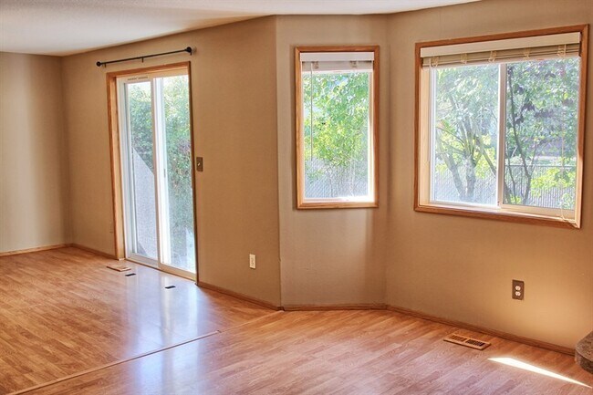 Building Photo - 4 Bed, 2.5 Baths Home in the Northfield Ne...