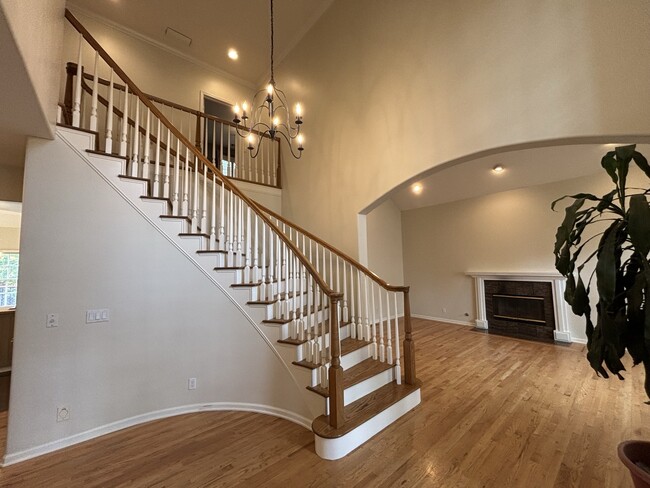 Building Photo - 740 Oak Crest Cir