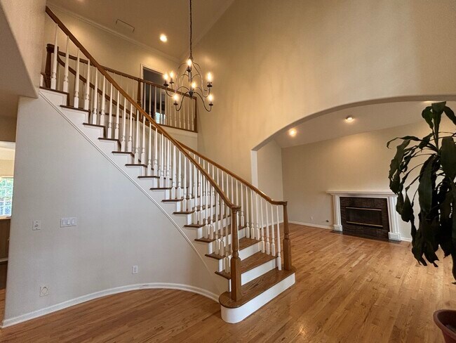 Foto del edificio - 740 Oak Crest Cir