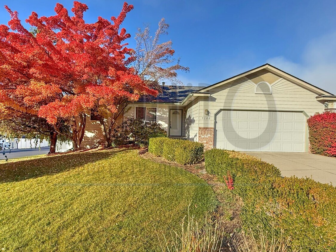 Primary Photo - Beautiful Private Community Rancher