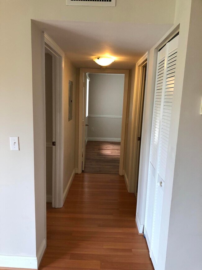 Foto del edificio - 1500 Crestwood Ct S