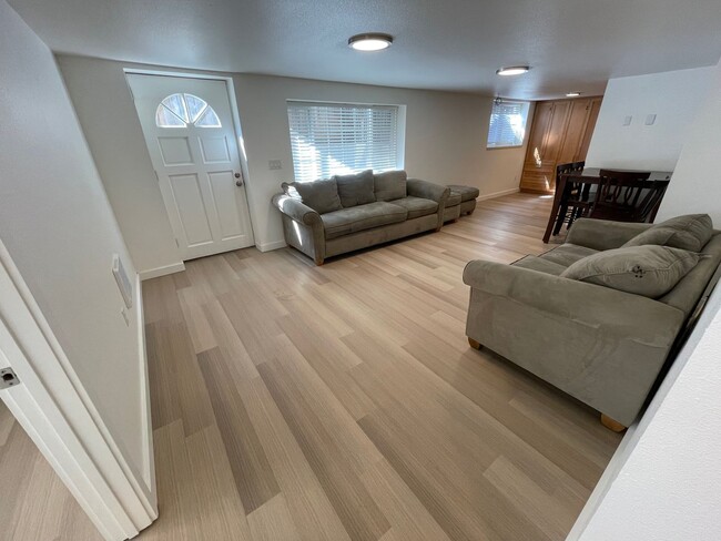 Foto del edificio - Large Private Bedroom / Furnished! Beautifully Renovated Shared Irvington Apartment Home!
