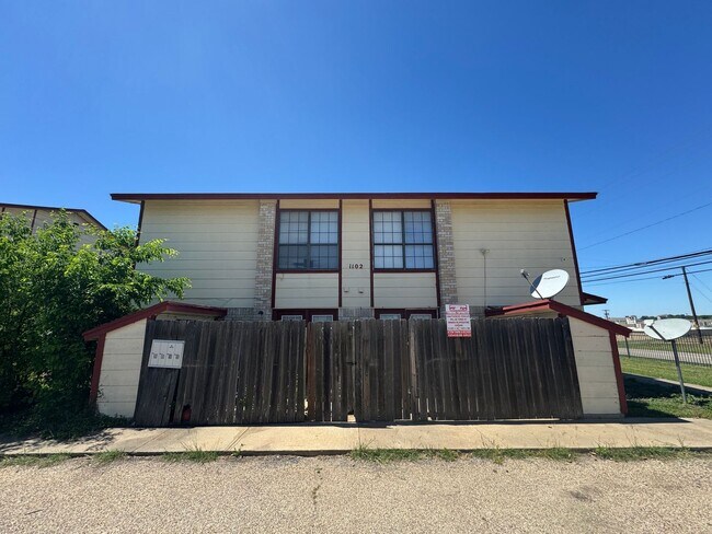 Foto del edificio - 1102 Covey Ln