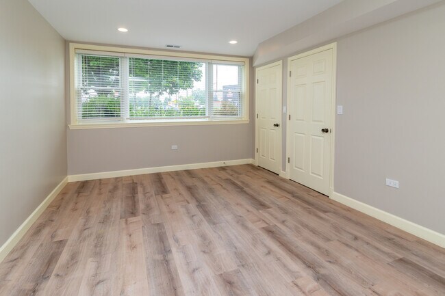 Building Photo - 8060 N Oriole Ave