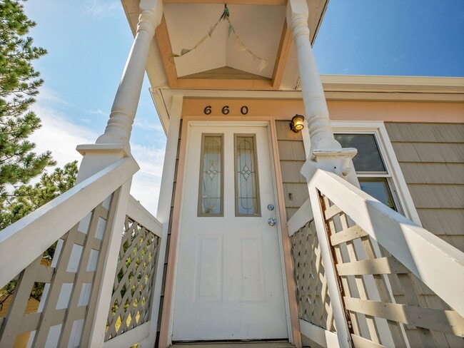 Photo - 4 Bedroom, 2 bath home with 2 car garage