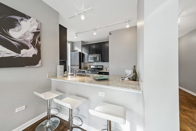 Foto del edificio - 330 W Grand Ave.