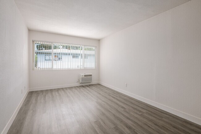 Foto del edificio - 6943 Hazeltine Ave