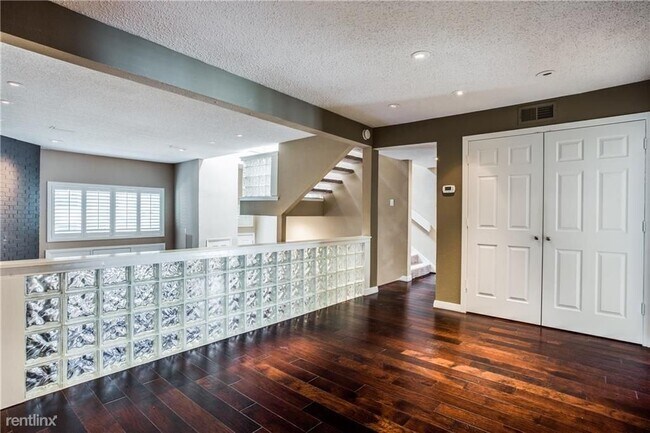 Building Photo - 2 br, 2.5 bath Townhome - 3515 Brown Stree...