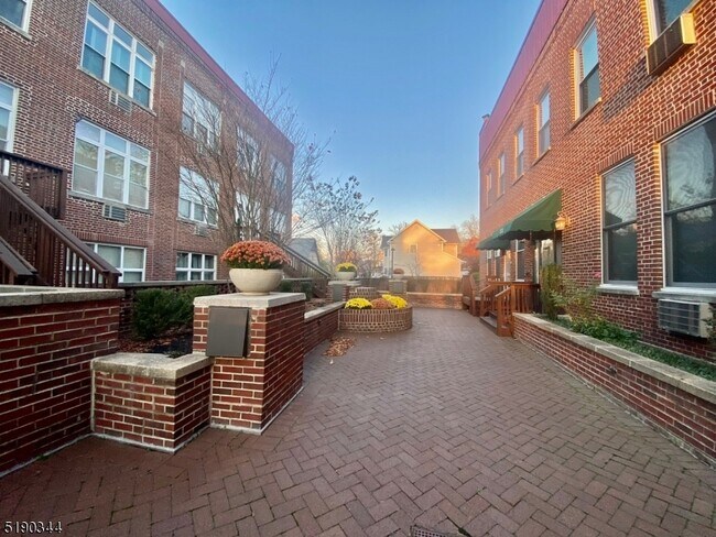 Foto del edificio - 515 Trinity Pl