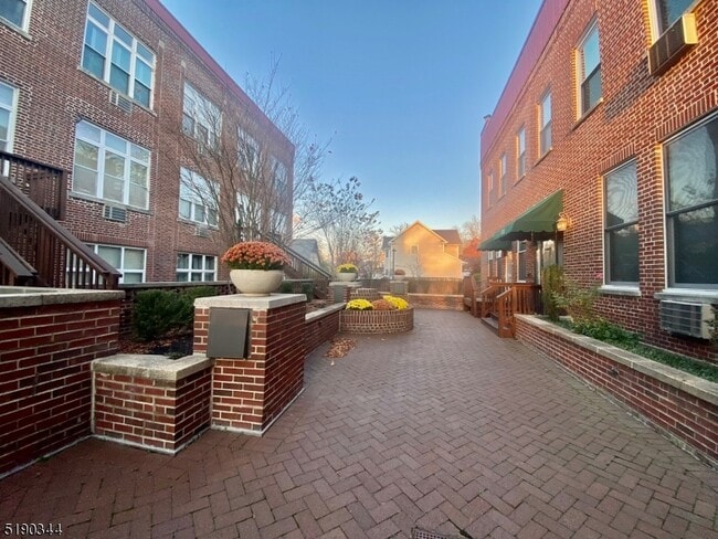 Building Photo - 515 Trinity Pl