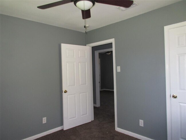 Building Photo - 9222 Oak Knoll Ln
