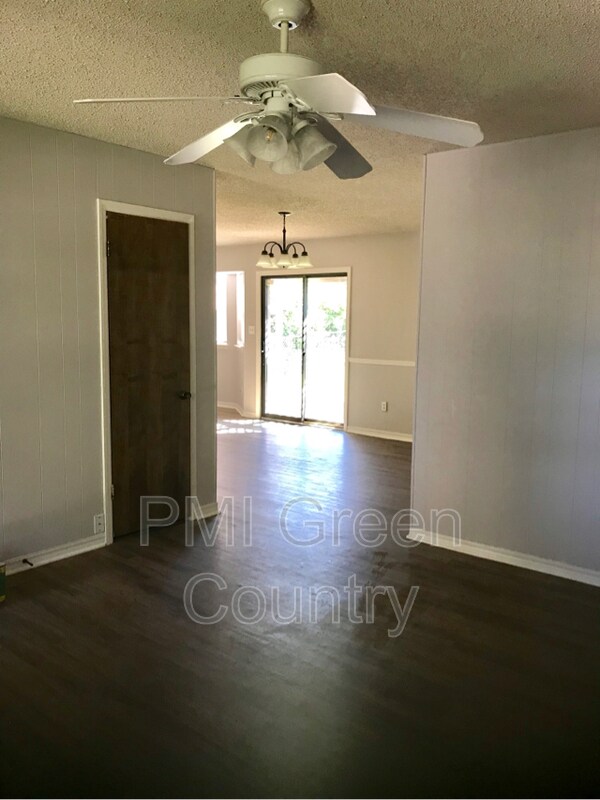 Foto del edificio - 4913 Greenan Dr