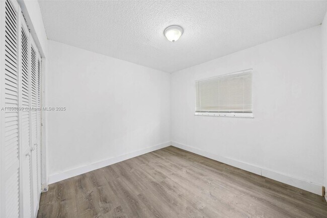 Foto del edificio - 4335 NW S Tamiami Canal Dr