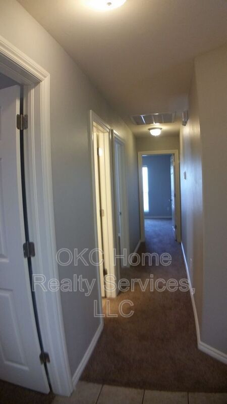 Building Photo - 2521 Thomas Dr