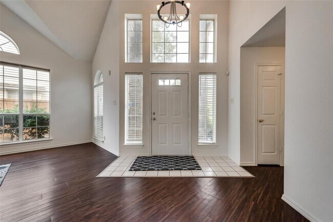 Building Photo - 1329 Sheila Dr