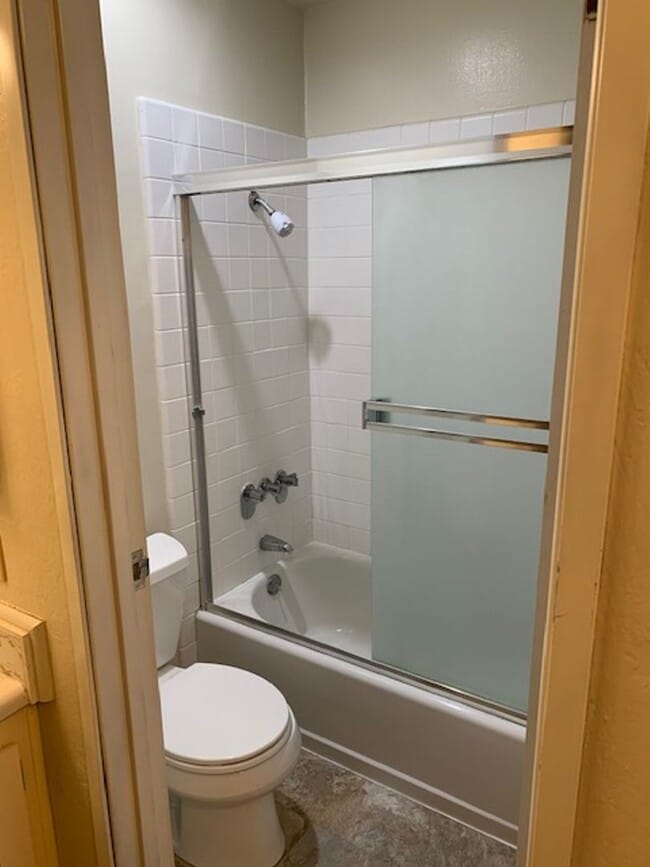 Foto del edificio - Great 1 Bedroom, 1 Bath second level Golden Oaks Condo in Monterey