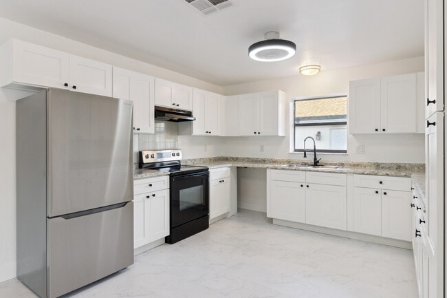 Building Photo - 527 Glade Ct