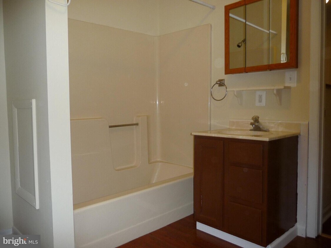 Primary Photo - 32 E Green St