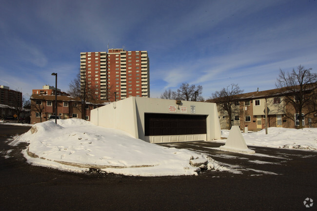 Building Photo - Brenyon Way Townhouses