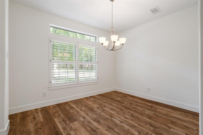 Foto del edificio - 14 Long Springs Pl