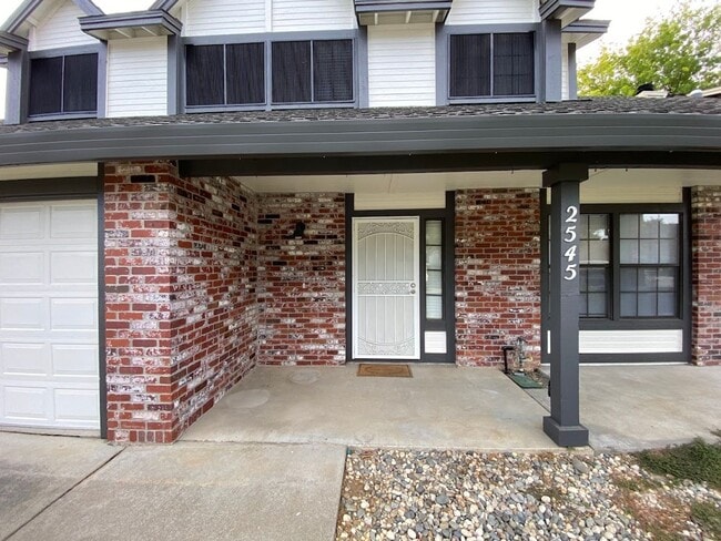 Building Photo - 2545 Winsford Ln