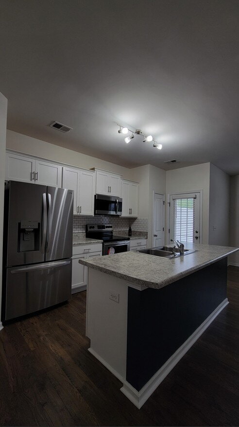 Building Photo - MOVE-IN SPECIAL! 1/2 OFF 1st MONTHS RENT.