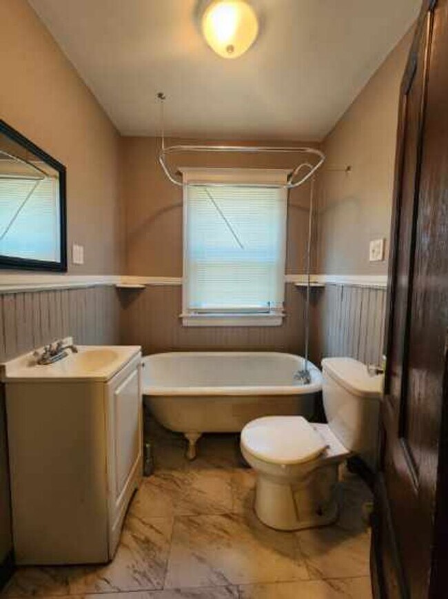 Foto del edificio - Four Bedroom, Two Bathroom Single Family Home!