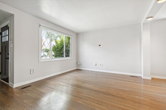 Building Photo - 531 Ingraham St NE