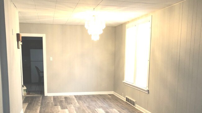 Building Photo - 647 Hammond Ave