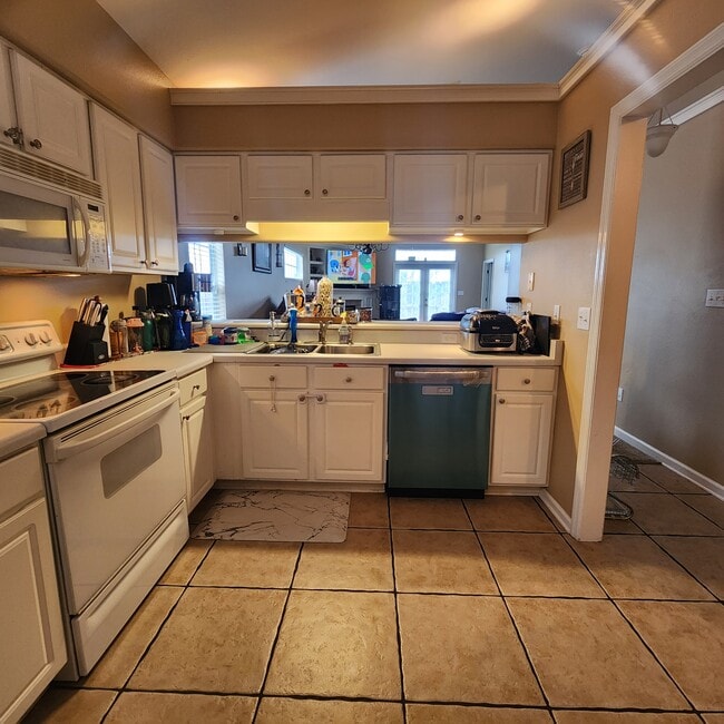 Building Photo - 1145 High Meadow Dr
