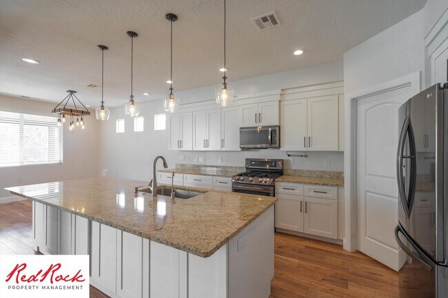 Foto del edificio - 7 Bedroom 3 Bathroom Home. Cats & Dogs All...