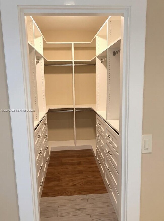 Foto del edificio - 10180 W Bay Harbor Dr