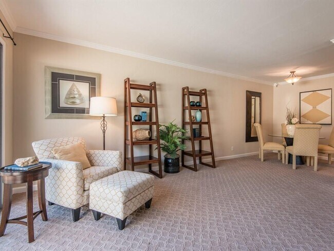 Foto del edificio - Heart of downtown Los Altos, walk to everything, in a quiet top floor location.