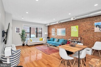 Building Photo - 2444 Ontario Rd NW