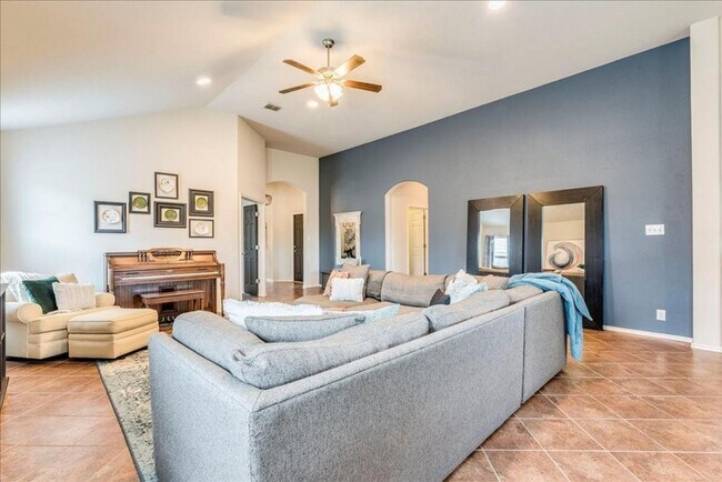 Foto del edificio - 430 Dragon Ridge Rd