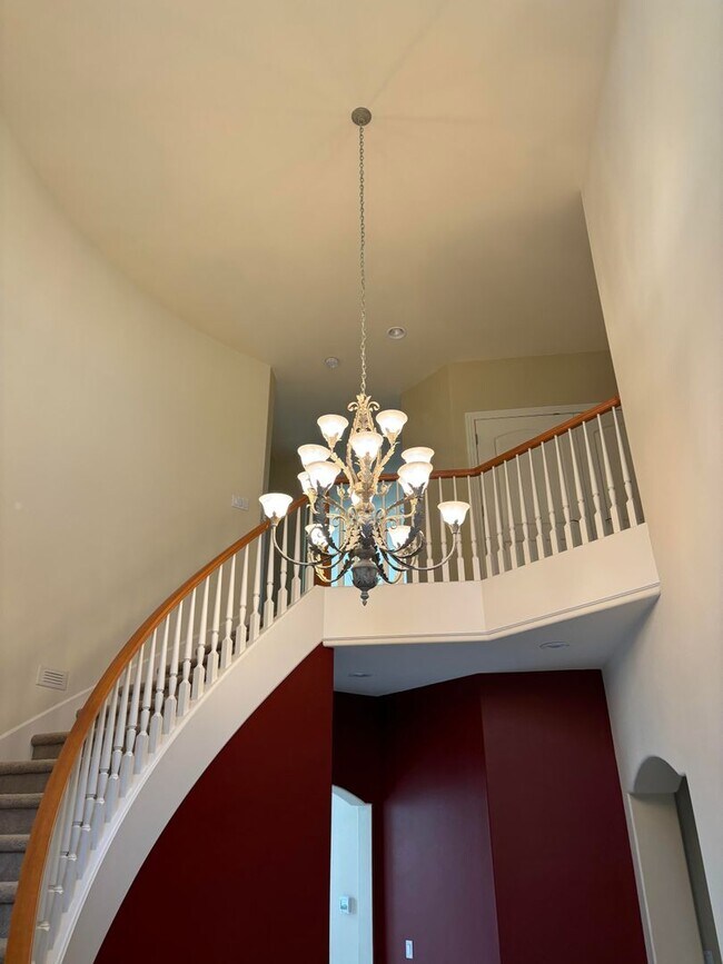 Building Photo - Wonderful Spacious Home with Many Upgrades...